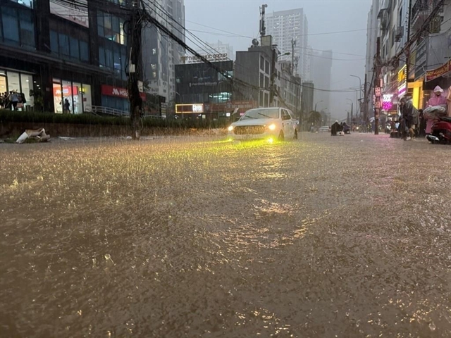 하노이(Hà Nội) 밤사이 폭우에 도심 침수, 중앙고원 16명 긴급 구조